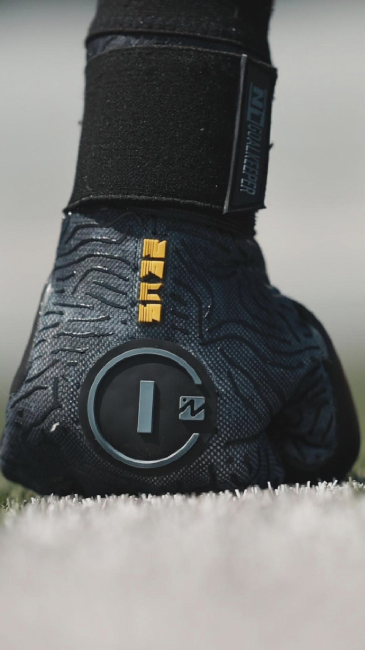 Guantes de portero Zeus 2.0 Carbon vídeo#Color_Carbon